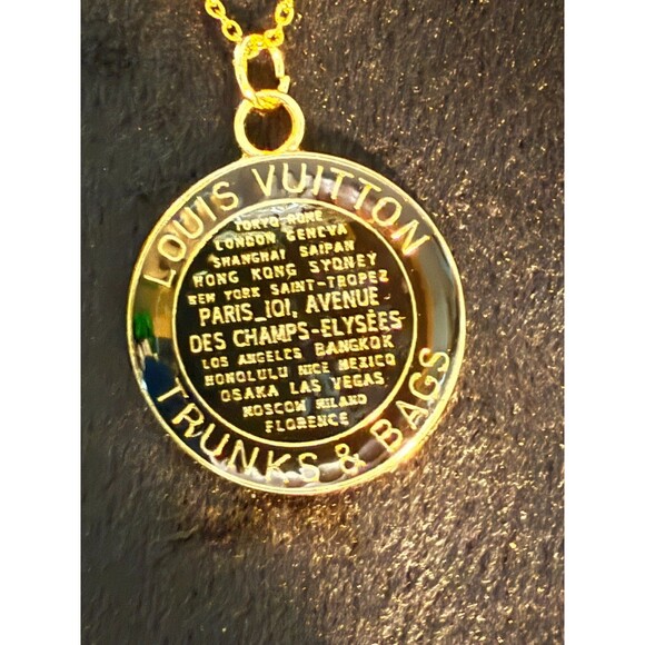 Unbranded Gold/Black Trunks/Bags Round Charm on Gold Tone Unbranded 18” Necklace - Picture 2 of 9